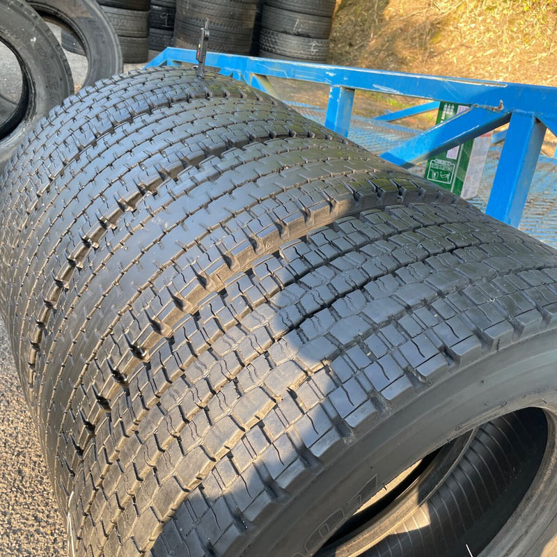 245/70R 19.5 中古地山　ダンロップ　スタッドレスタイヤ　激安美品　4本セット：28000円(船岡倉庫⑦)