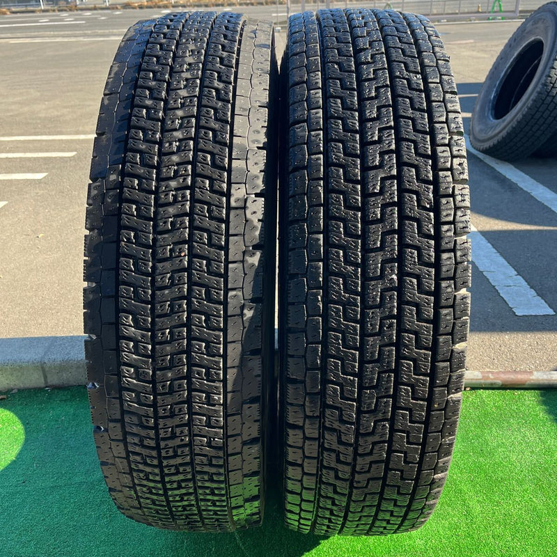 11R22.5 16PR YOKOHAMA, 903ZW 中古スタッドレス　激安美品　2本セット：32000円