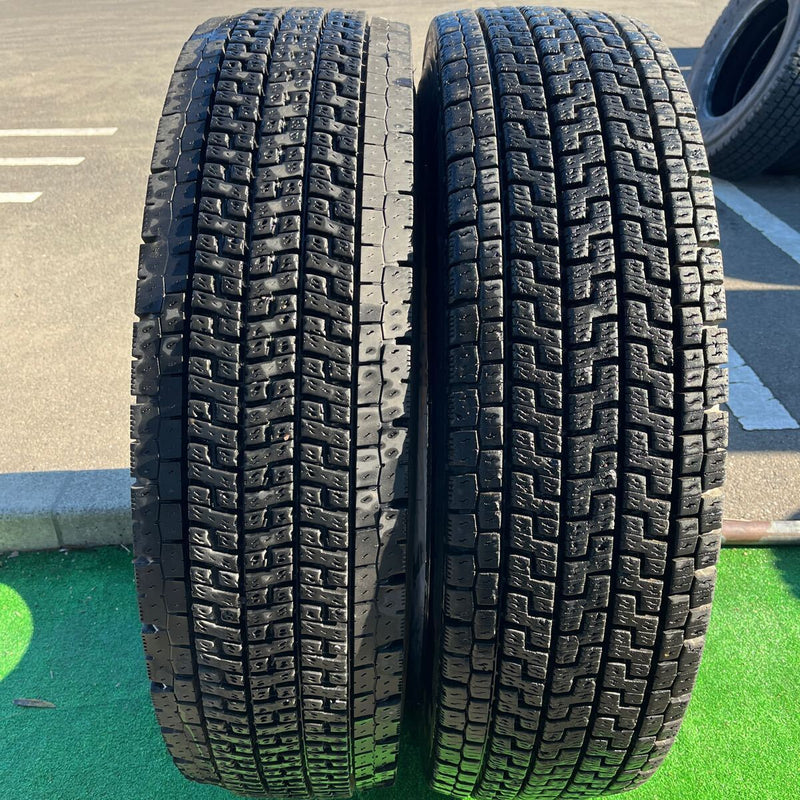 11R22.5 16PR YOKOHAMA, 903ZW 中古スタッドレス　激安美品　2本セット：32000円