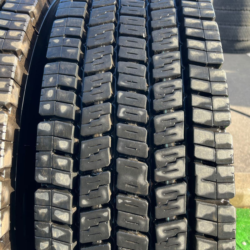 11R22.5 DUNLOP, SP062 中古スタッドレス　激安美品　2本セット：39000円