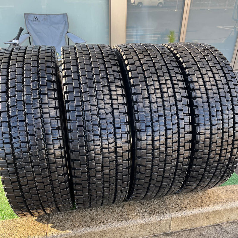 265/70R19.5 DUNLOP, SP001 中古スタッドレス　激安美品　4本セット：64000円