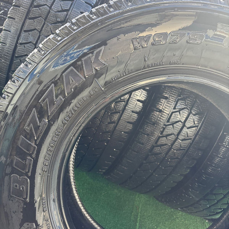 225/70R16 BRIDGESTONE W979 中古地山スタッドレス　6本セット：26000円