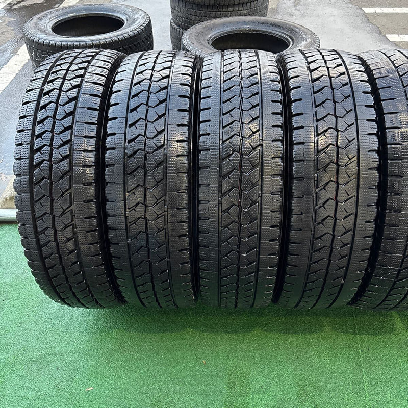 215/70R17.5 BRIDGESTONE 中古地山　スタッドレス　6本セット:26500円