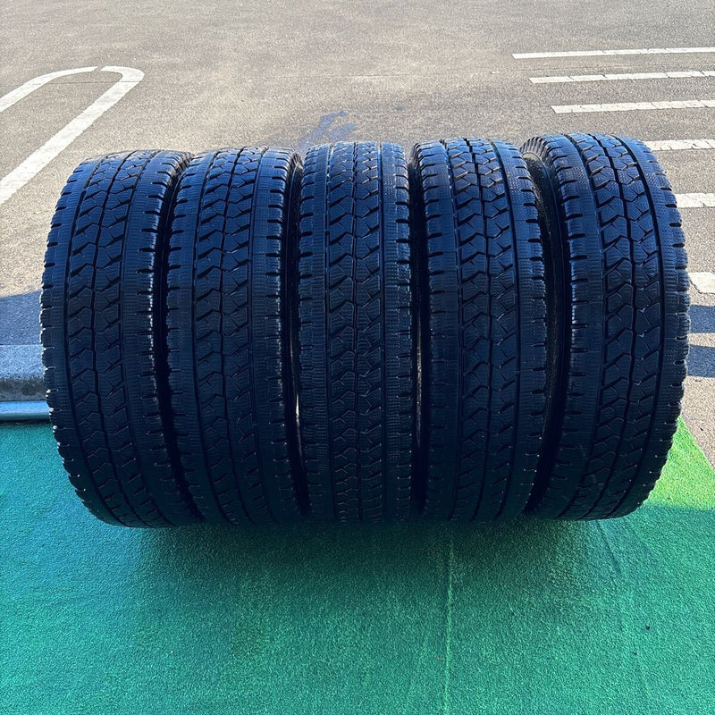 205/70R17.5 BRIDGESTONE W979 2022年製　中古地山　スタッドレス　4本＋1本セット：24000円