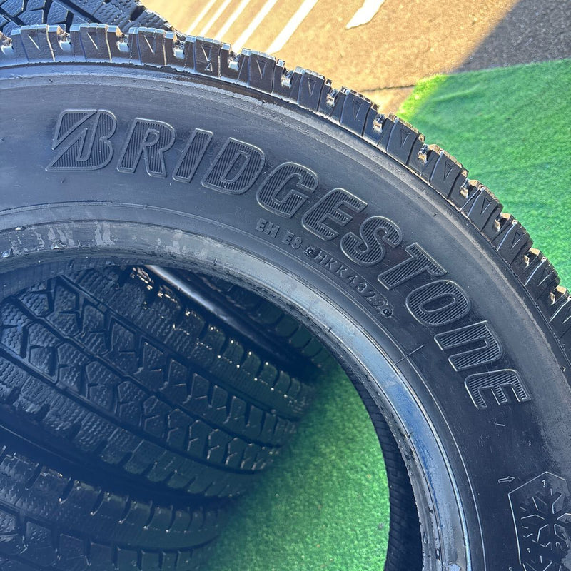 205/70R17.5 BRIDGESTONE W979 2022年製　中古地山　スタッドレス　4本＋1本セット：24000円