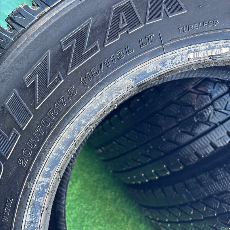 205/70R17.5 BRIDGESTONE W979 2022年製　中古地山　スタッドレス　4本＋1本セット：24000円