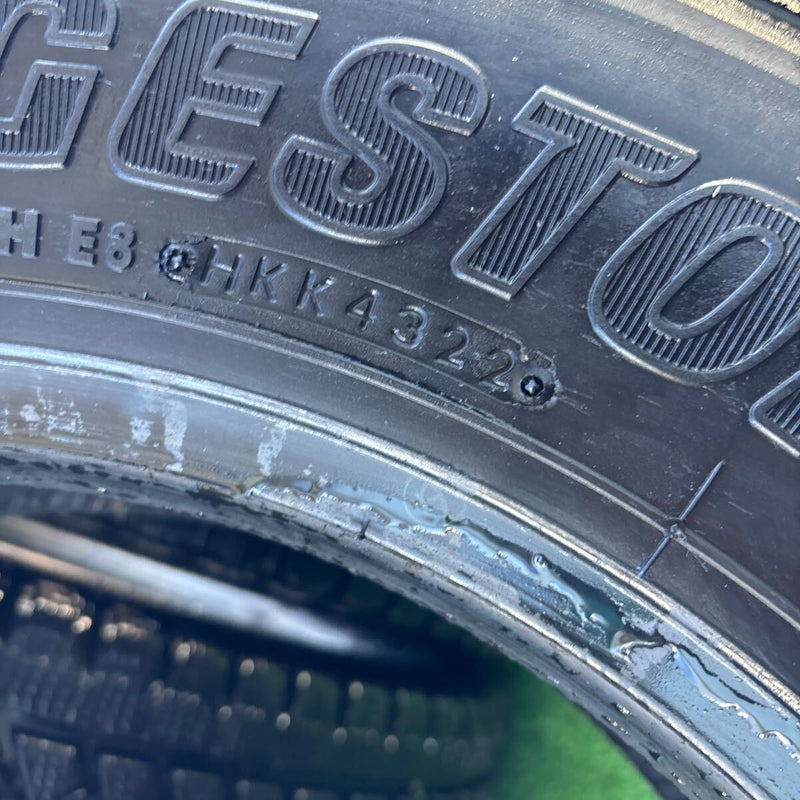 205/70R17.5 BRIDGESTONE W979 2022年製　中古地山　スタッドレス　4本＋1本セット：24000円