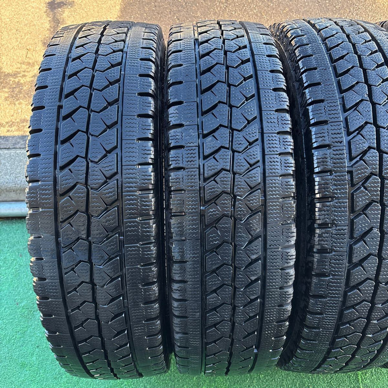 205/70R17.5 BRIDGESTONE W979 2022年製　中古地山　スタッドレス　4本＋1本セット：24000円