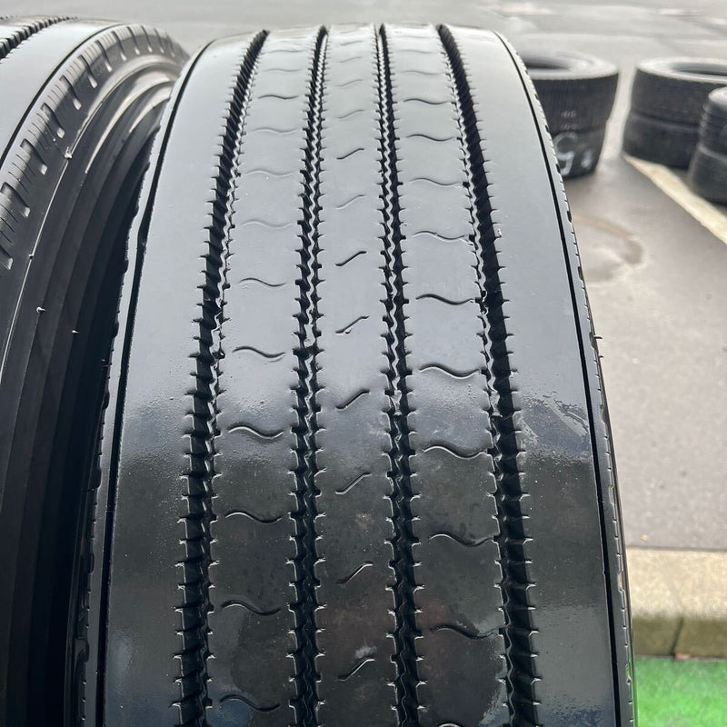 11R22.5 TOYO, M166 中古タテ溝　激安美品　2本セット：26000円