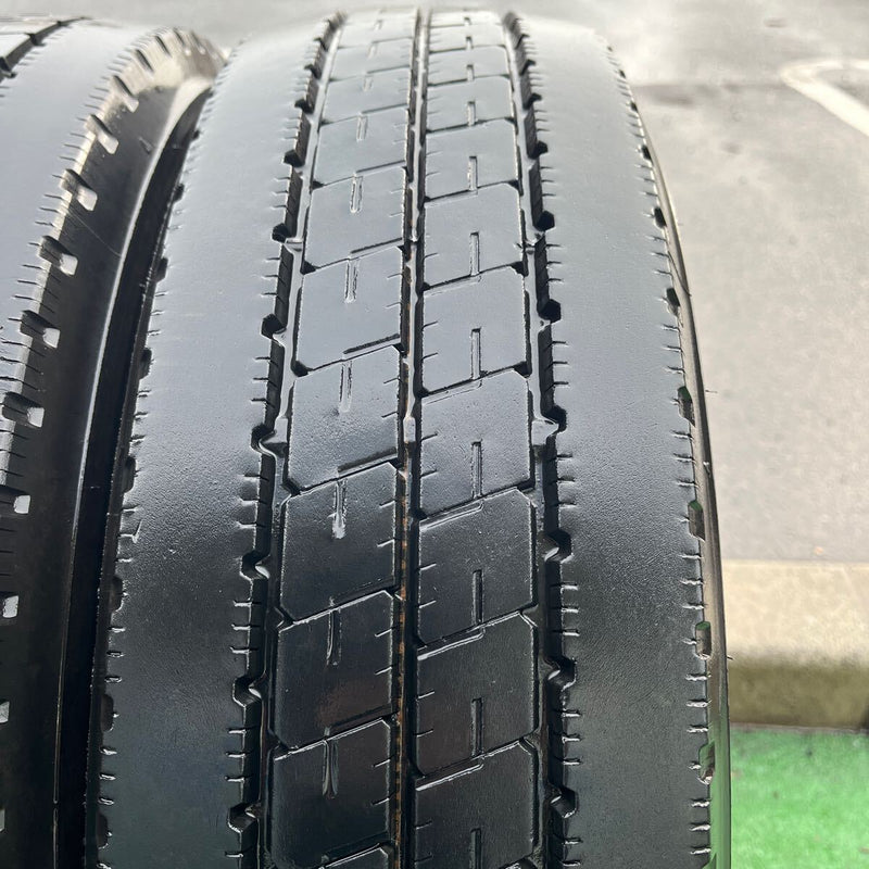 205/70R17.5 BRIDGESTONE, R207 中古タテ溝　激安美品　　2本セット：10000円