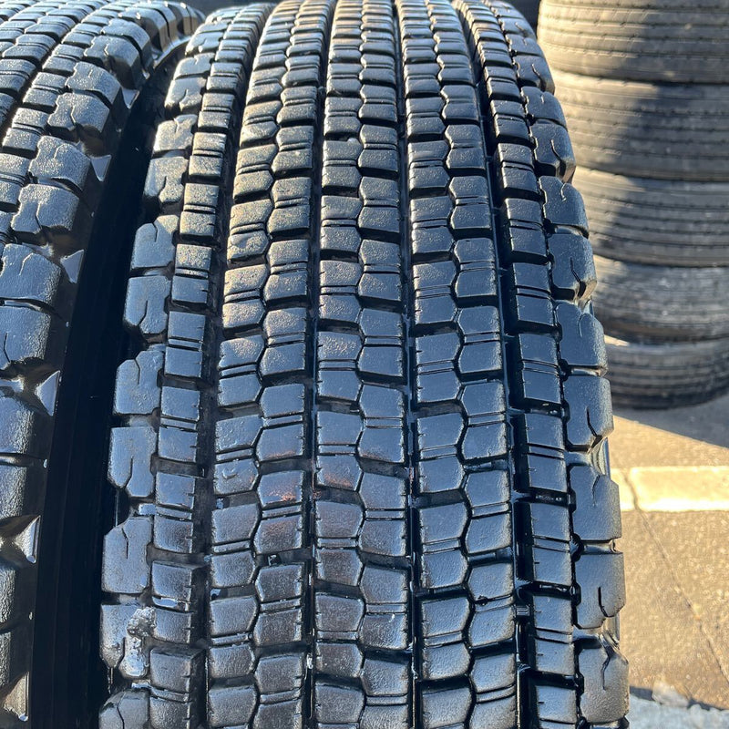 11R22.5 16PR BRIDGESTONE, W900 中古スタッドレス　激安美品　4本セット：77000円