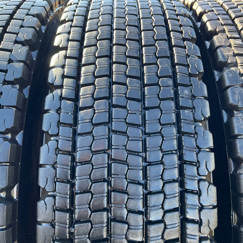 11R22.5 16PR BRIDGESTONE, W900 中古スタッドレス　激安美品　4本セット：77000円