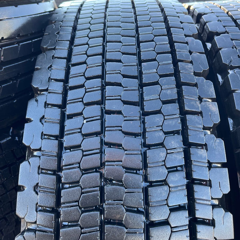 11R22.5 16PR BRIDGESTONE, W900 中古スタッドレス　激安美品　4本セット：77000円