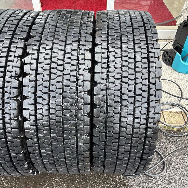 245/70R19.5 BRIDGESTONE W900 中古地山　スタッドレス　4本セット：42000円