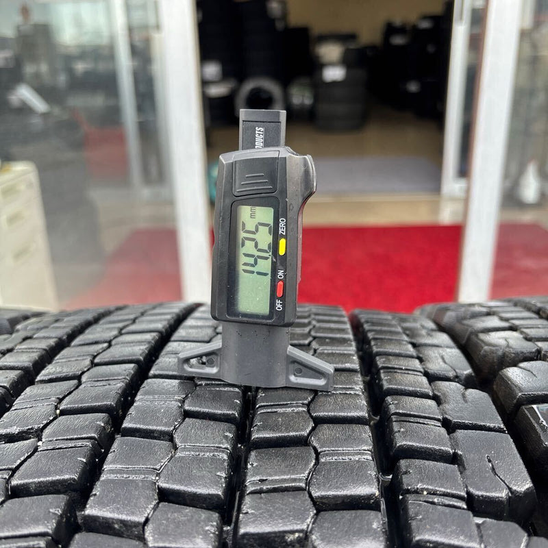 245/70R19.5 BRIDGESTONE W900 中古地山　スタッドレス　4本セット：42000円