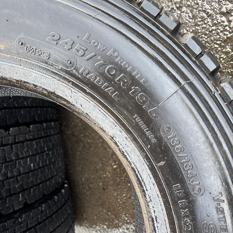 245/70R19.5 BRIDGESTONE W900 中古地山　スタッドレス　4本セット：42000円