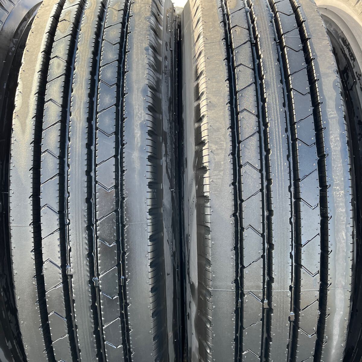 285/85R22.5 146/143 2024 BRIDGESTONE 2本 285/85R22.5 143/140J BRIDGESTONE, 2024年製 激安美品 8本セット