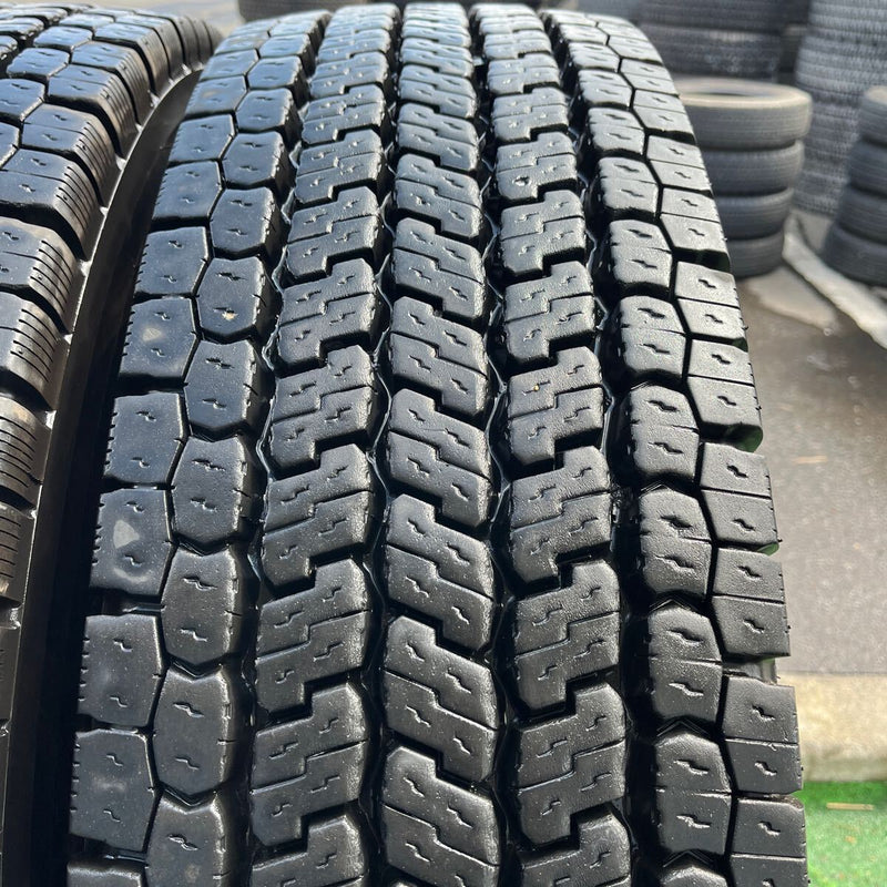 11R22.5 16PR YOKOHAMA, 902ZE スタッドレスタイヤ　2023年製　2本セット：44000円