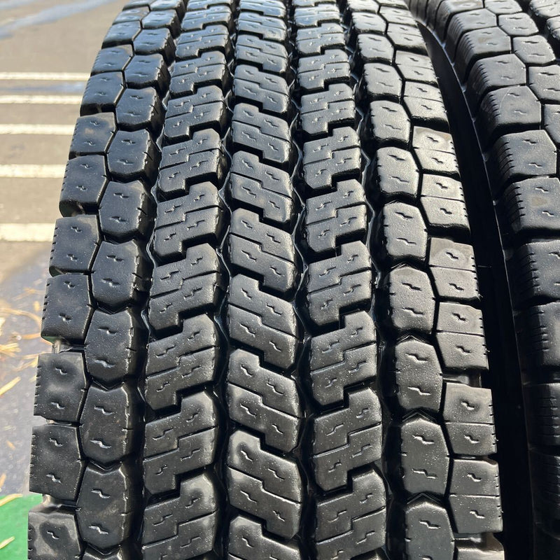 11R22.5 16PR YOKOHAMA, 902ZE スタッドレスタイヤ　2023年製　2本セット：44000円
