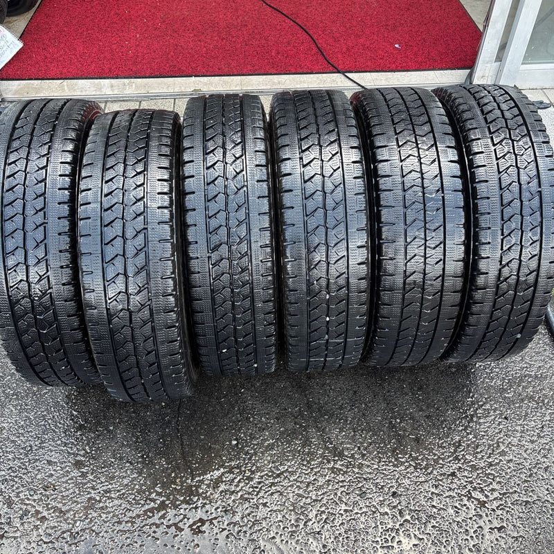 ブリヂストン 205/70R16 BLIZZAK W979 中古冬タイヤ6本:25000円