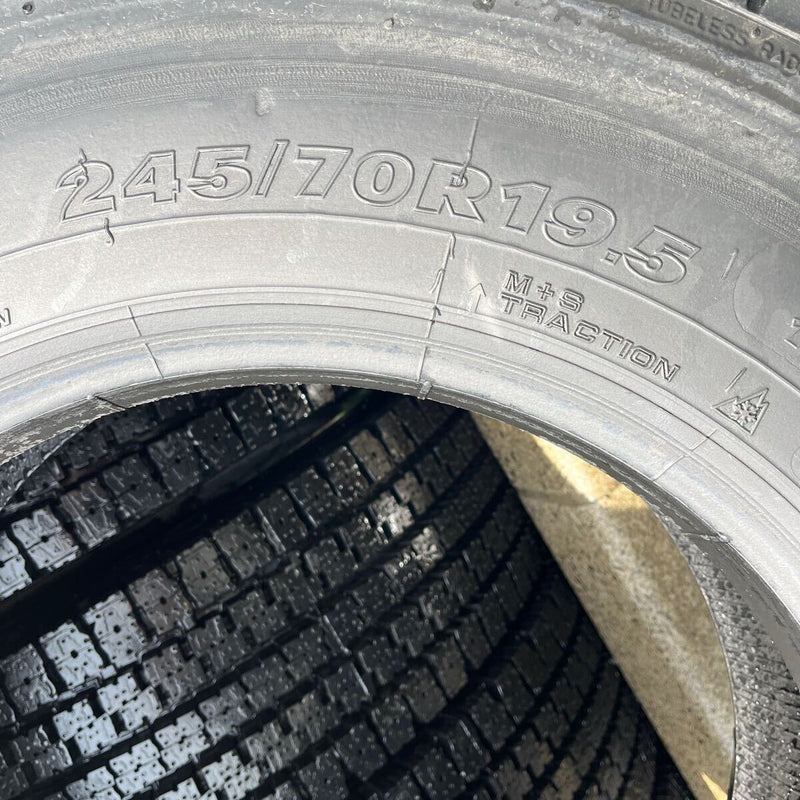 245/70R19.5 再生スタッドレスほぼ新品　M929　激安美品　8本セット:95,000円