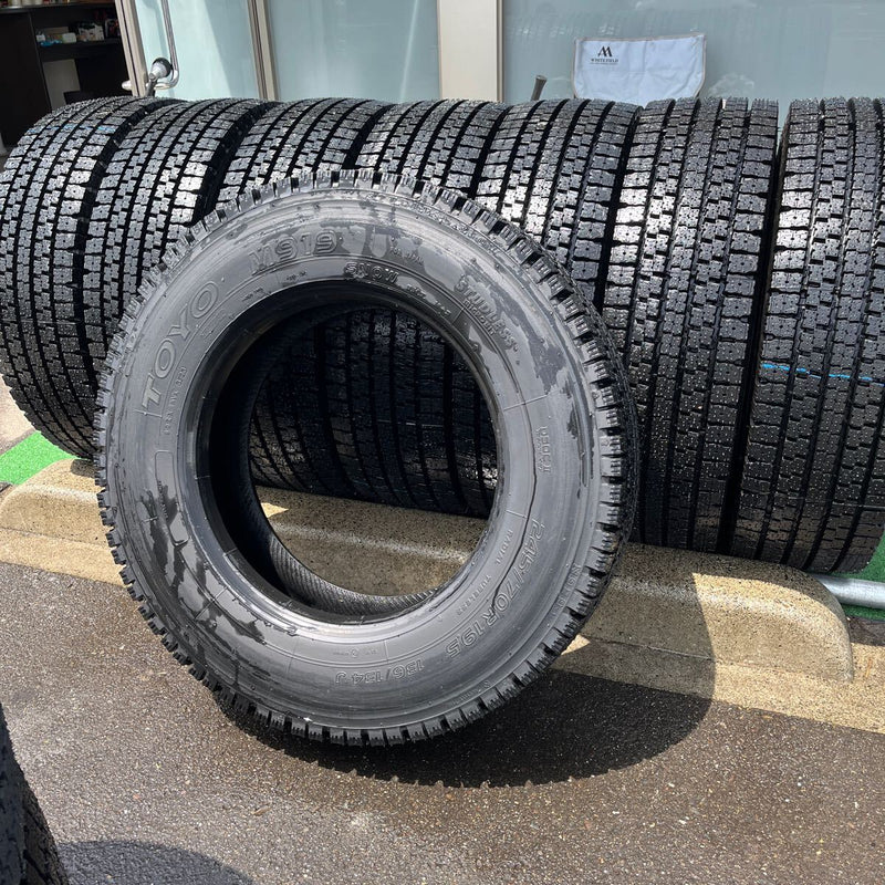 245/70R19.5 再生スタッドレスM929 ほぼ新品　激安美品　8本セット:96,000円