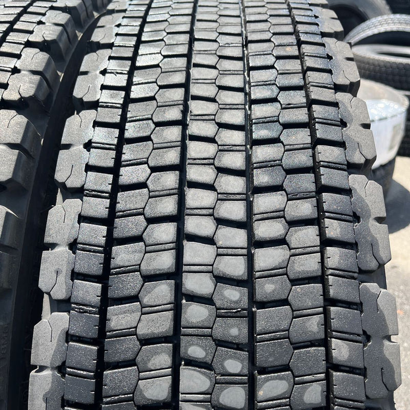 11R22.5 中古再生スタッドレス　 W900 激安美品　8本セット:110,000円