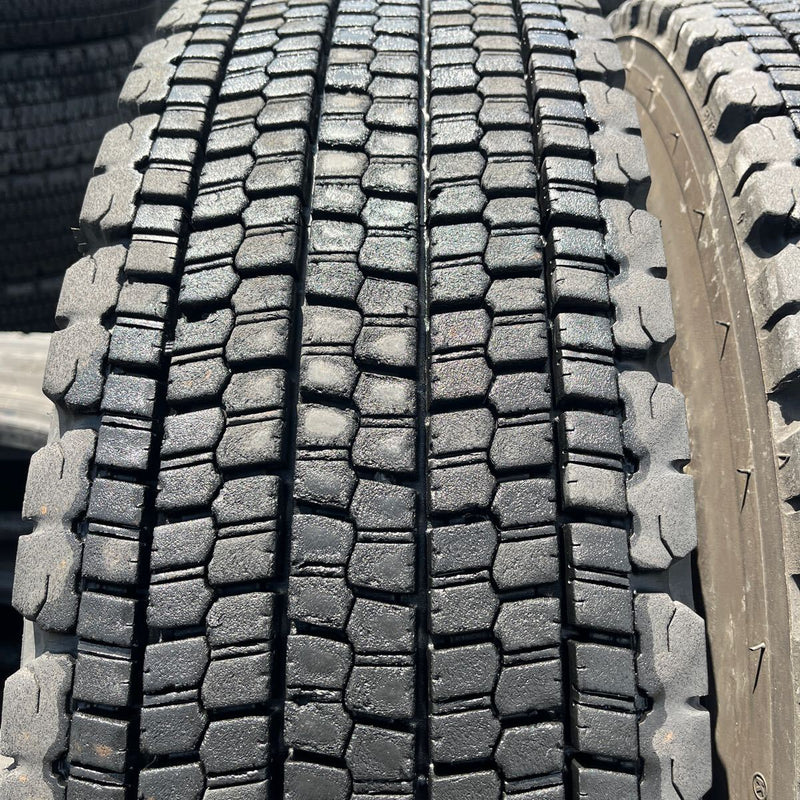 11R22.5 中古再生スタッドレス　 W900 激安美品　8本セット:110,000円
