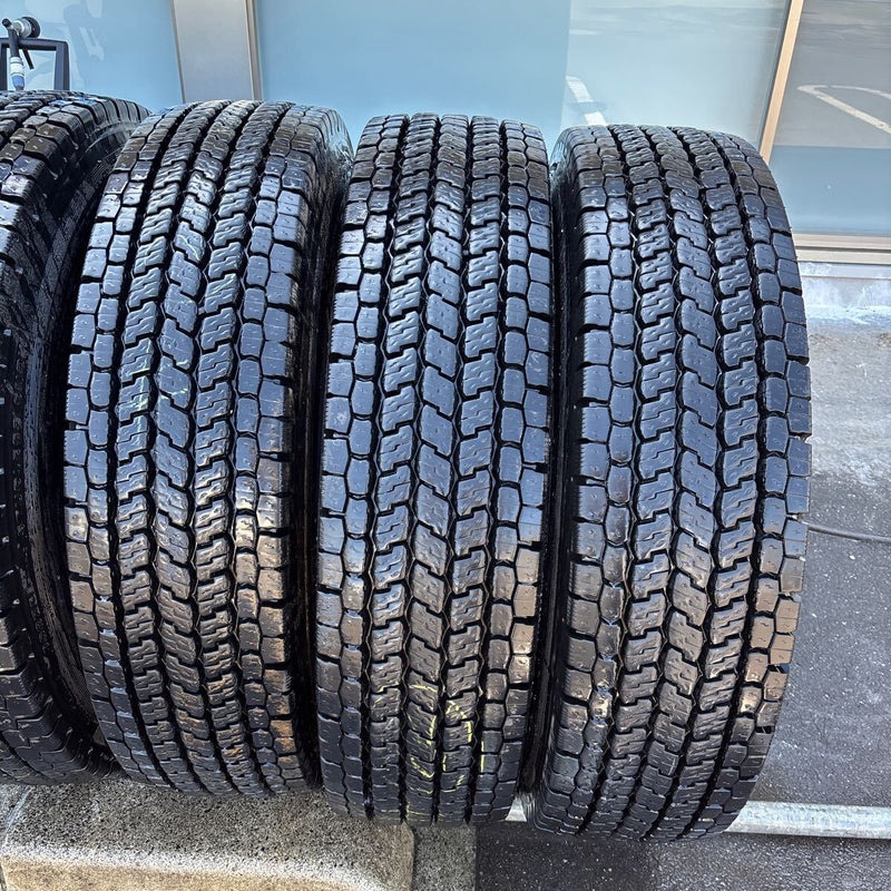11R22.5 YOKOHAMA 902ZE 再生スタッドレス　8本セット：125000円