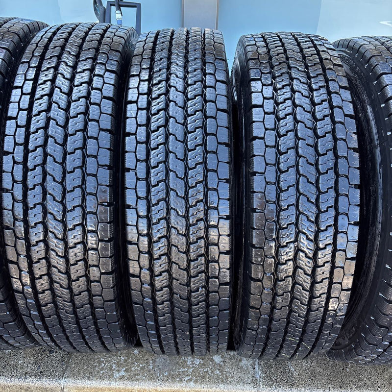 11R22.5 YOKOHAMA 902ZE 再生スタッドレス　8本セット：125000円