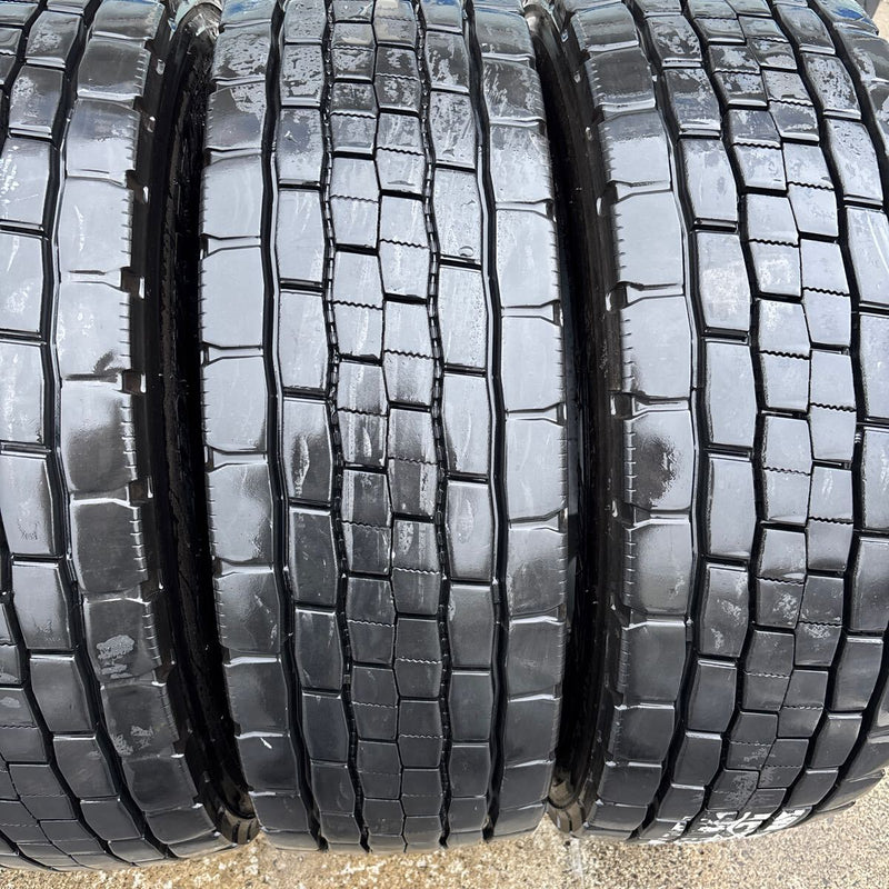 245/70R19.5. DUNLOP SP680. 2019年　4本セット：48000円