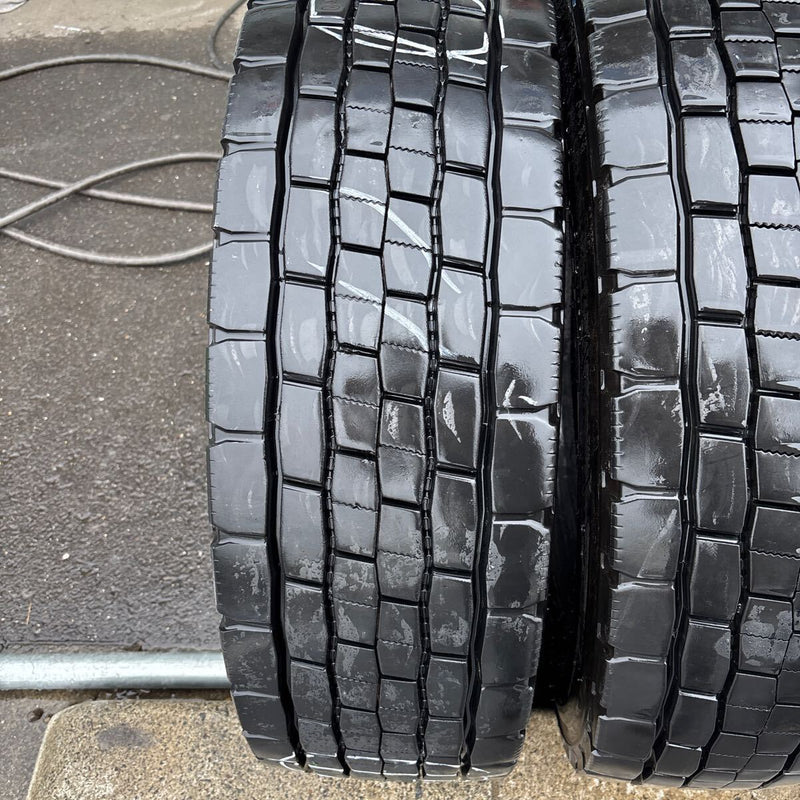 245/70R19.5. DUNLOP SP680. 2019年　4本セット：48000円
