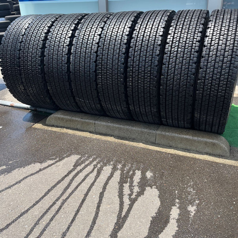 11R22.5 再生スタッドレス　 W900 激安美品　　　　　　8本セット：114,000円