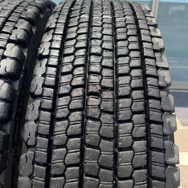 11R22.5 再生スタッドレス　 W900 激安美品　　　　　　8本セット：114,000円