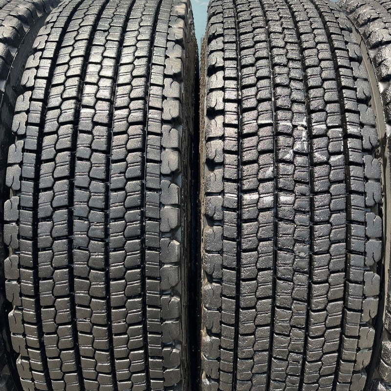 11R22.5 再生スタッドレス　 W900 激安美品　　　　　　8本セット：114,000円