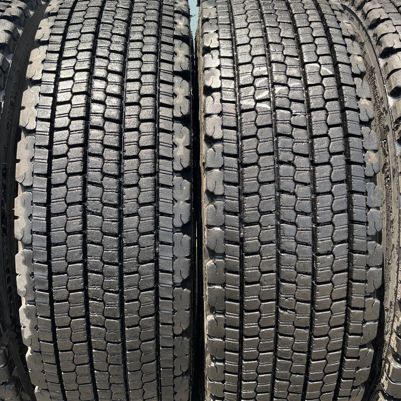 11R22.5 再生スタッドレス　 W900 激安美品　　　　　　8本セット：114,000円