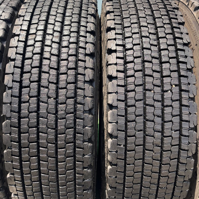 11R22.5 再生スタッドレス　 W900 激安美品　　　　　　8本セット：114,000円
