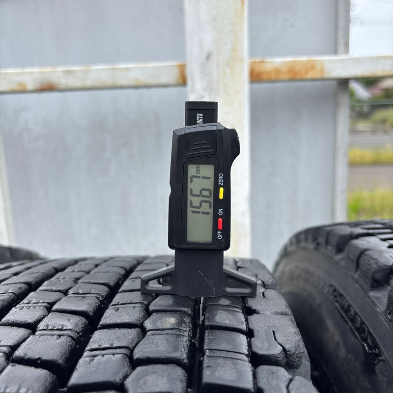 11R22.5 ブリヂストン中古再生 W900 深溝 スタッドレスタイヤ 8本セット:122000円