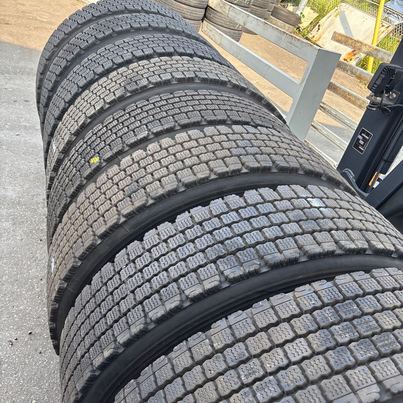 11R22.5 ブリヂストン W910 再生スタッドレス　8本セット：123000円