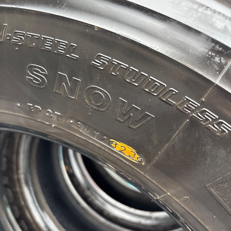 11R22.5 W999 W900 ブリヂストン 地山トラック用冬タイヤ 4本:55000円