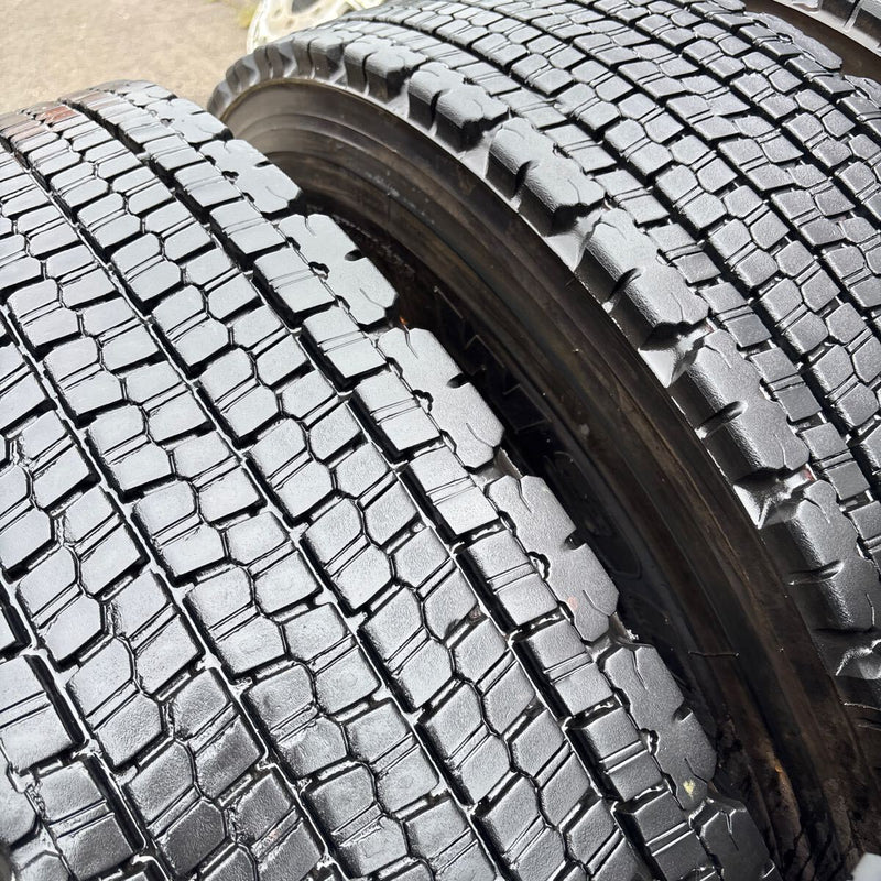 11R22.5 W999 W900 ブリヂストン 地山トラック用冬タイヤ 4本:55000円