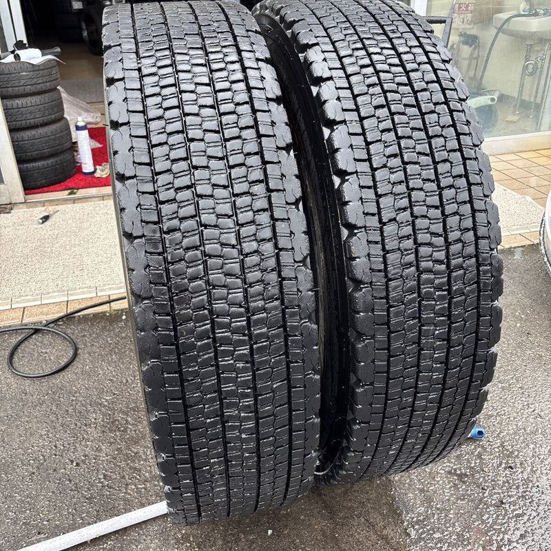 11R22.5 ブリヂストン W900 再生冬タイヤ 2本セット:25000円