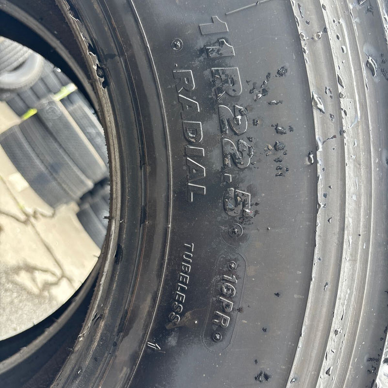 11R22.5 ブリヂストン W900 地山 スタッドレスタイヤ 2本:25500円