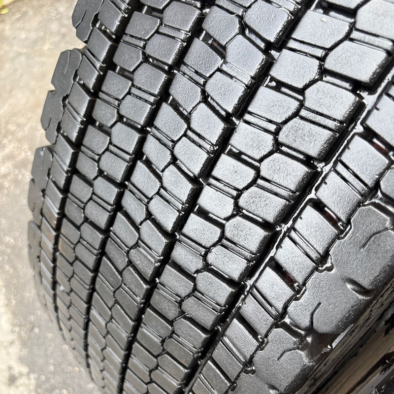 11R22.5 ブリヂストン W900 地山 スタッドレスタイヤ 2本:25500円