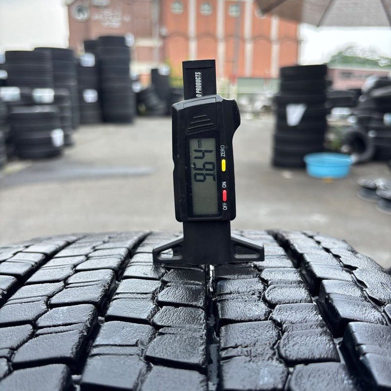 11R22.5 BRIDGESTONE W900 スタッドレスタイヤ 2本セット:24000円