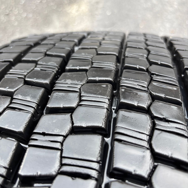 245/70R19.5 ブリヂストン W999 冬タイヤ 1本:13000円