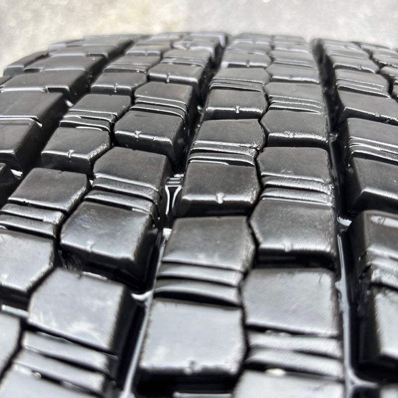 245/70R19.5 ブリヂストン W999 冬タイヤ 1本:13000円