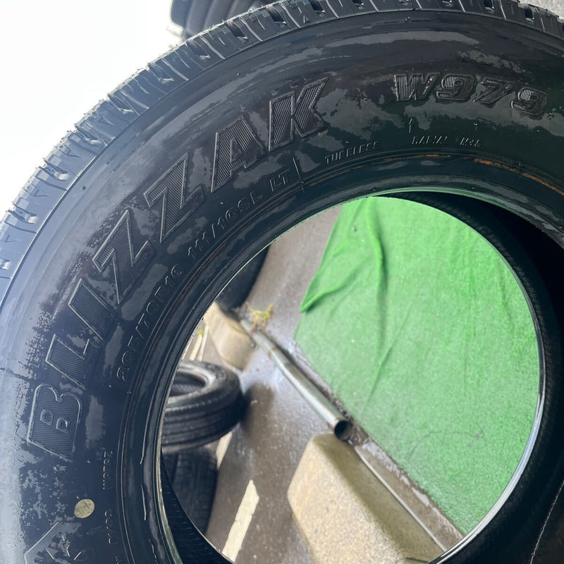 205/70R16 BRIDGESTONE W979 イボ付　未使用品　スタッドレス　1本:11000円