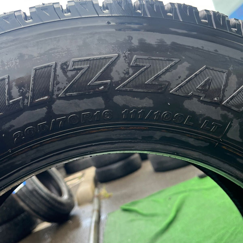 205/70R16 BRIDGESTONE W979 イボ付　未使用品　スタッドレス　1本:11000円