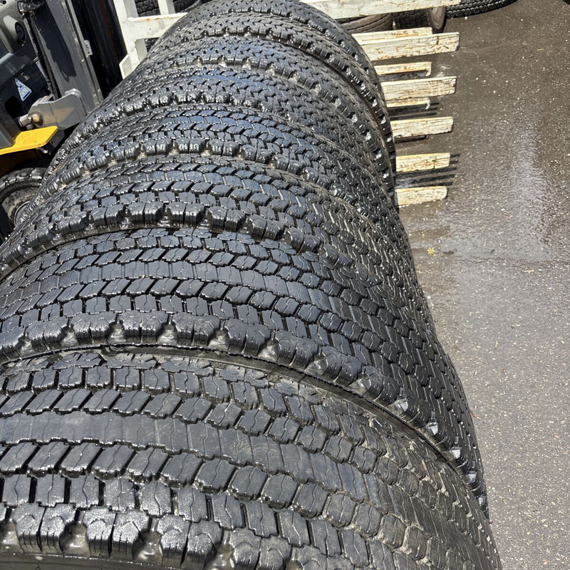 11R22.5 BRIDGESTONE W987 再生スタッドレスタイヤ 8本:113000円